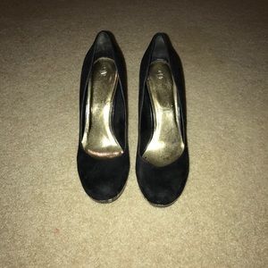 Black and snakeskin pumps